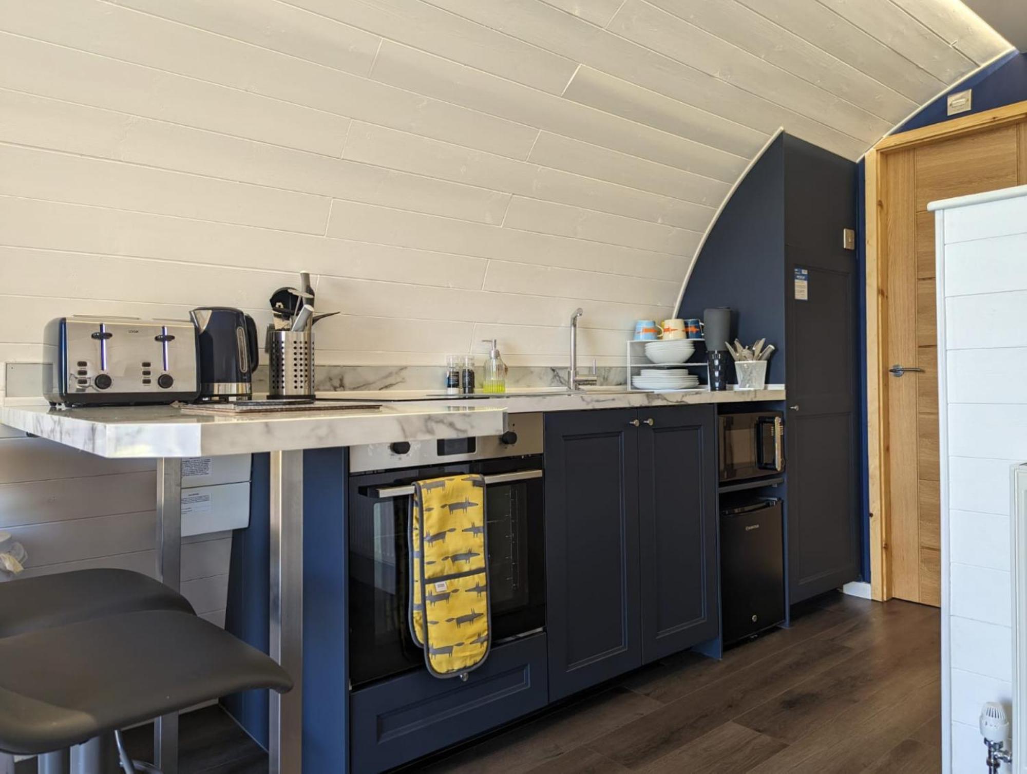 Peacock Lake Glamping Nottingham Room photo