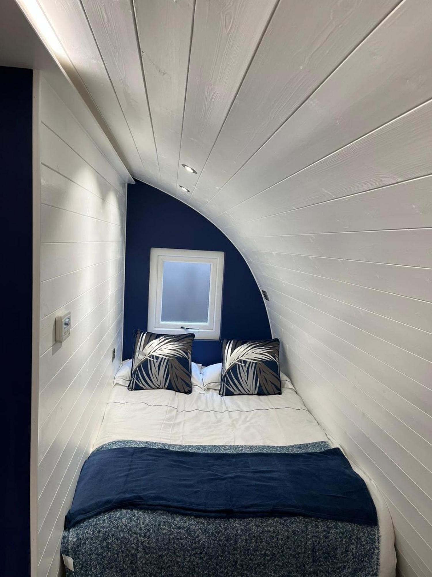 Peacock Lake Glamping Nottingham Room photo