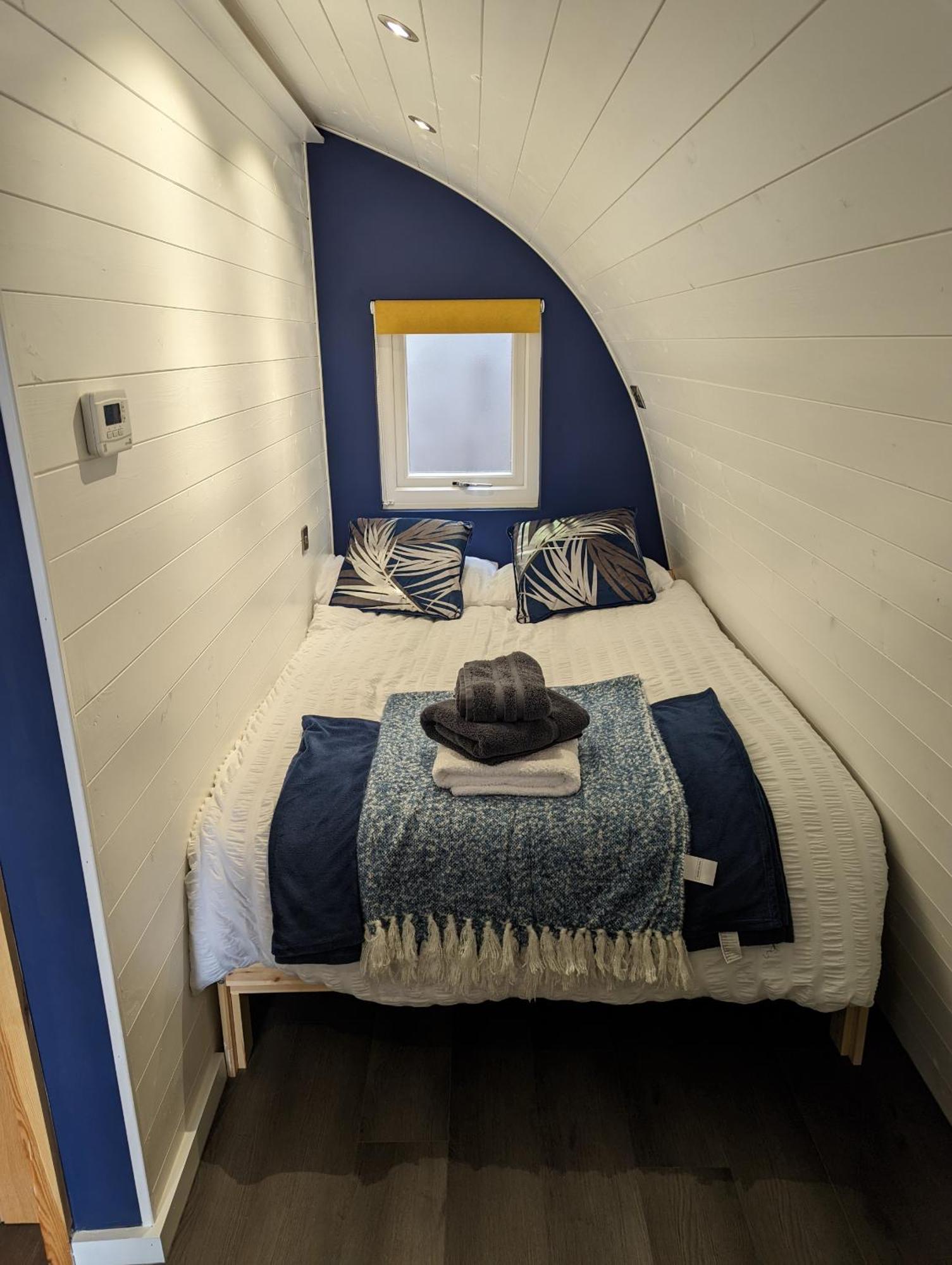 Peacock Lake Glamping Nottingham Room photo