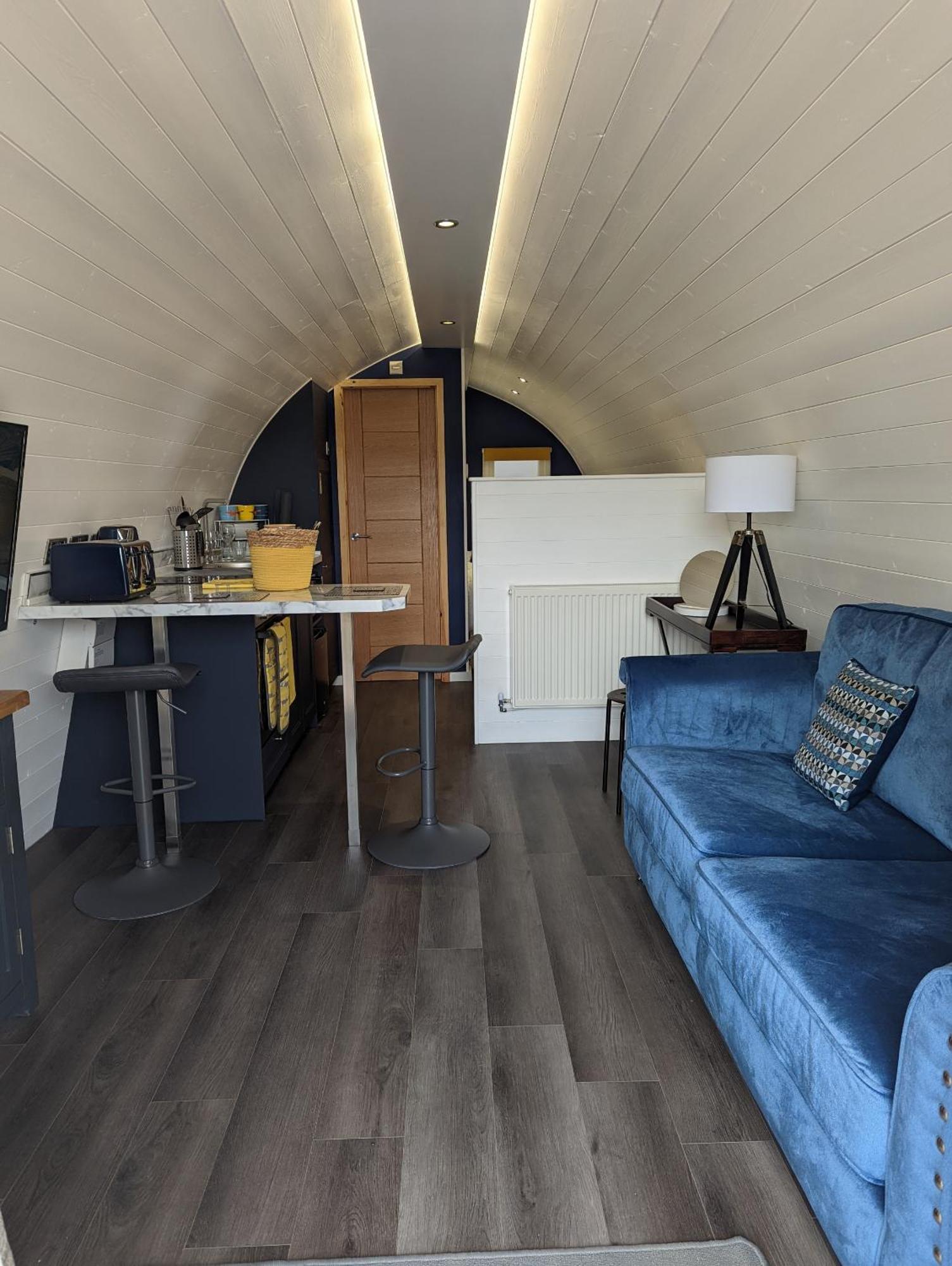 Peacock Lake Glamping Nottingham Room photo