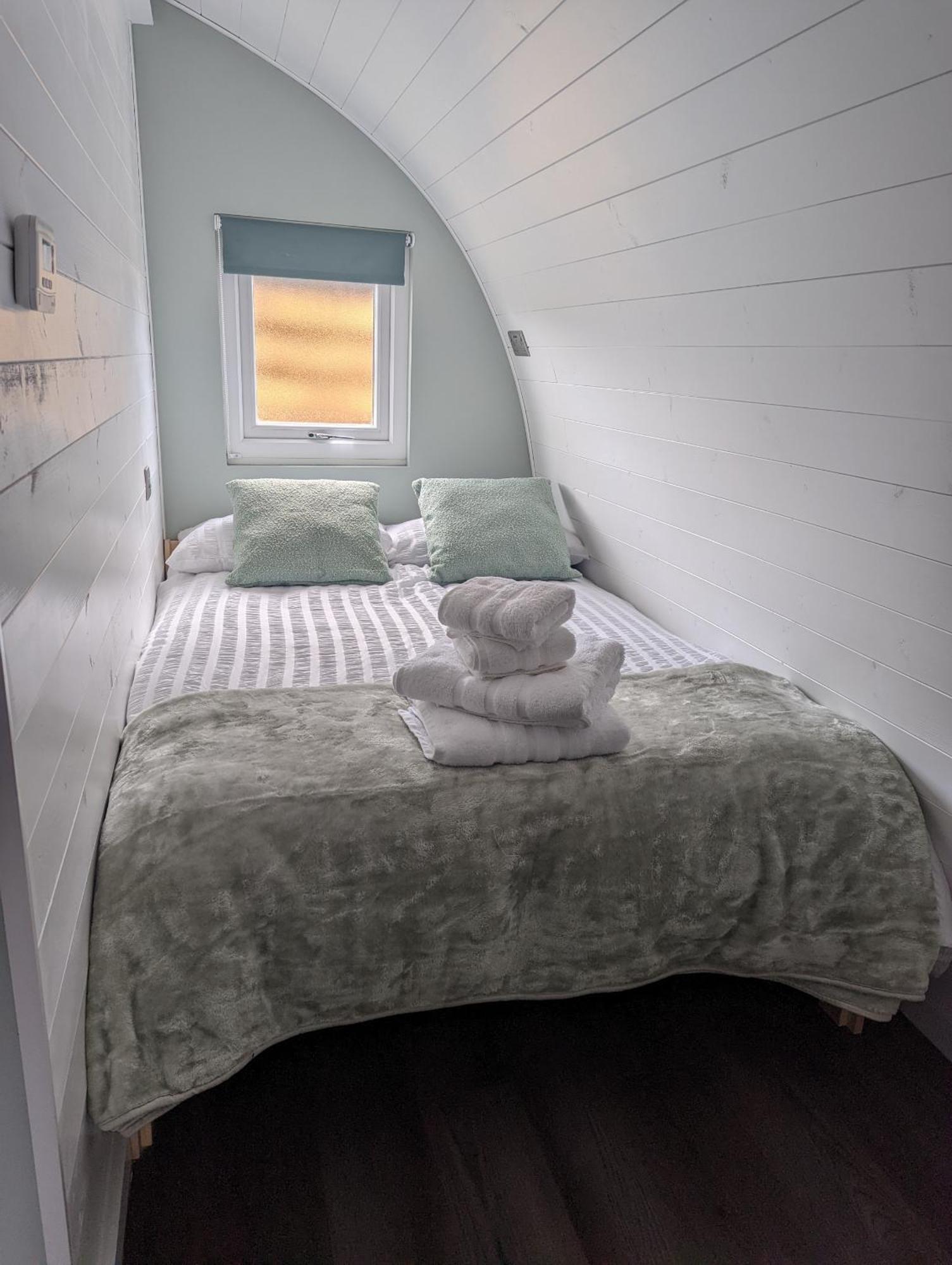 Peacock Lake Glamping Villa Nottingham Room photo