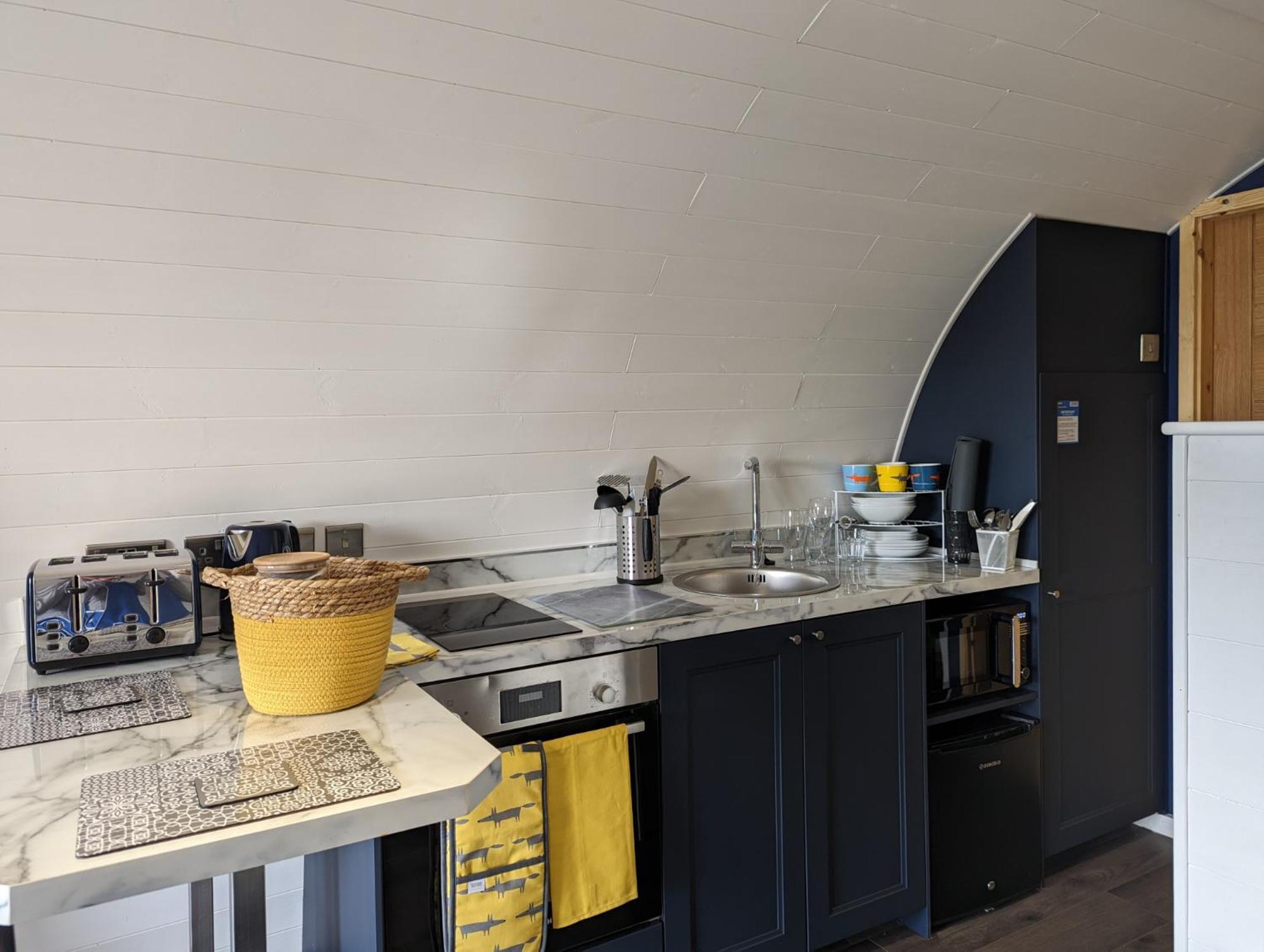 Peacock Lake Glamping Nottingham Room photo