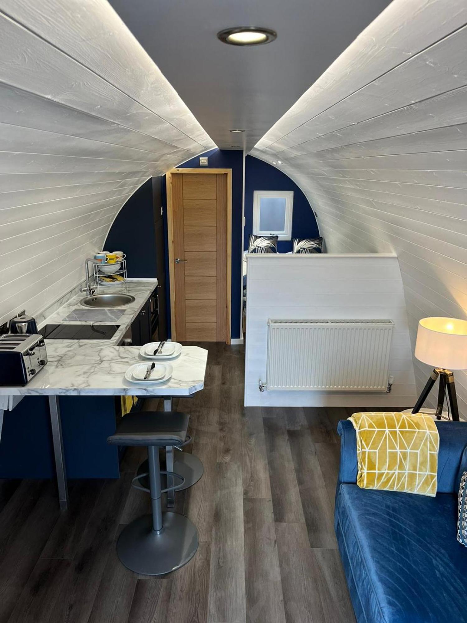 Peacock Lake Glamping Nottingham Room photo