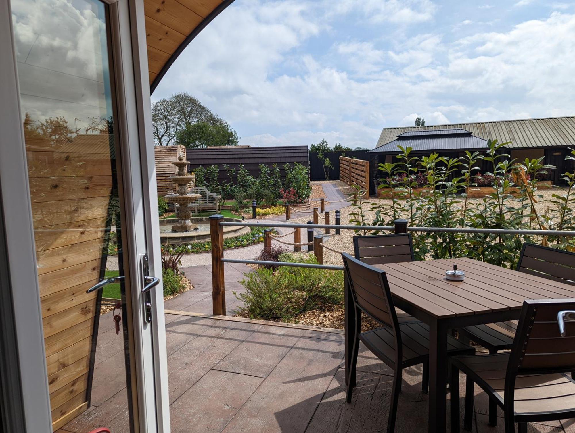 Peacock Lake Glamping Nottingham Room photo