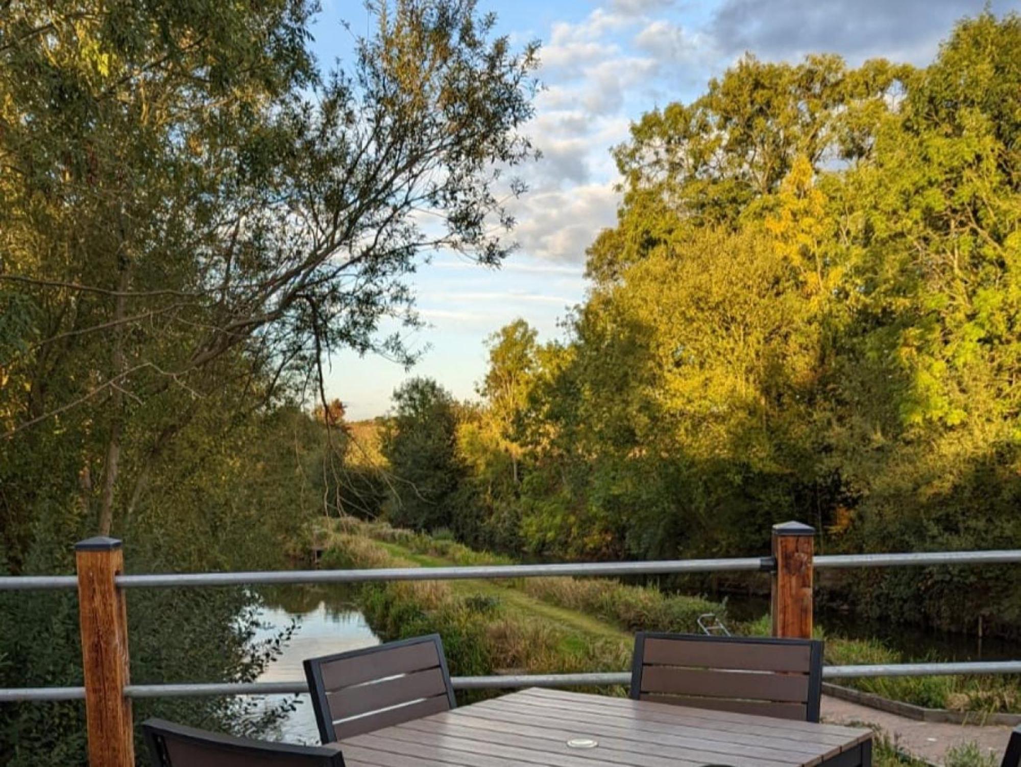 Peacock Lake Glamping Nottingham Room photo