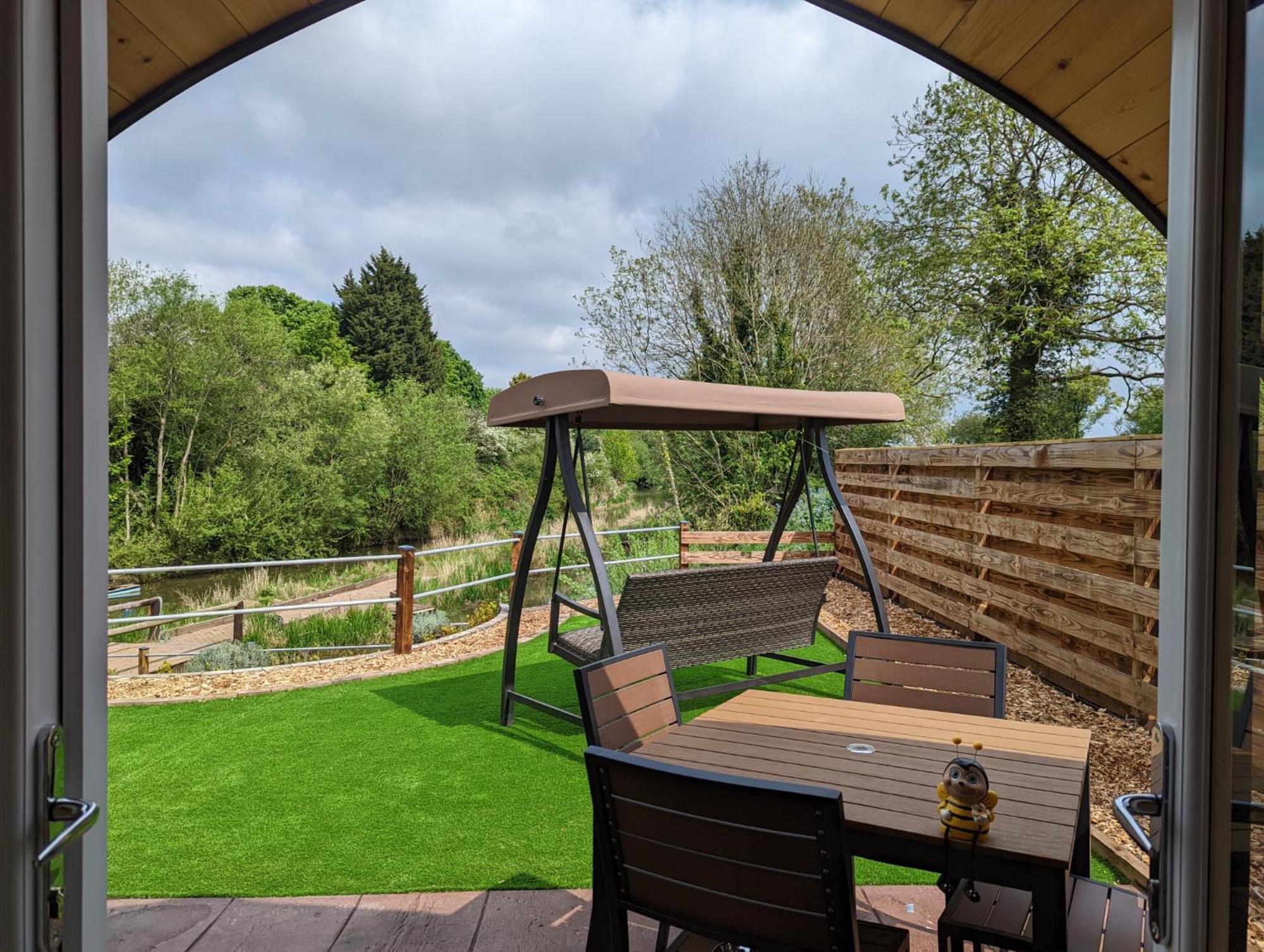 Peacock Lake Glamping Nottingham Room photo